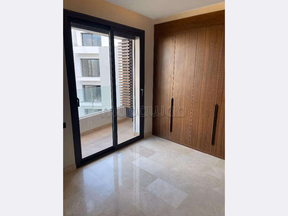 Appartement en location à Oasis. Surface totale 60 m². Chauffage central et porte blindée