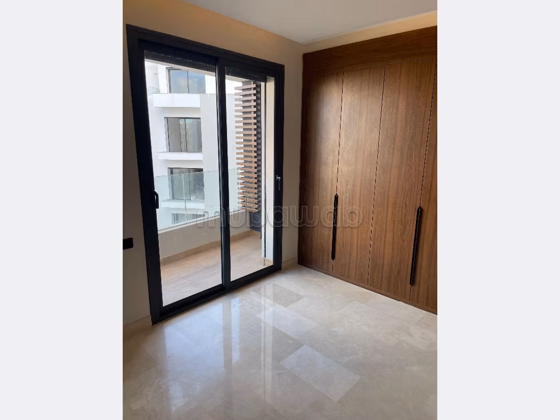 Appartement en location à Oasis. Surface totale 60 m². Chauffage central et porte blindée