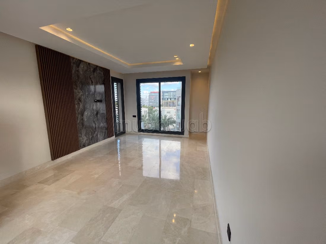 Appartement en location à Oasis. Surface totale 60 m². Chauffage central et porte blindée