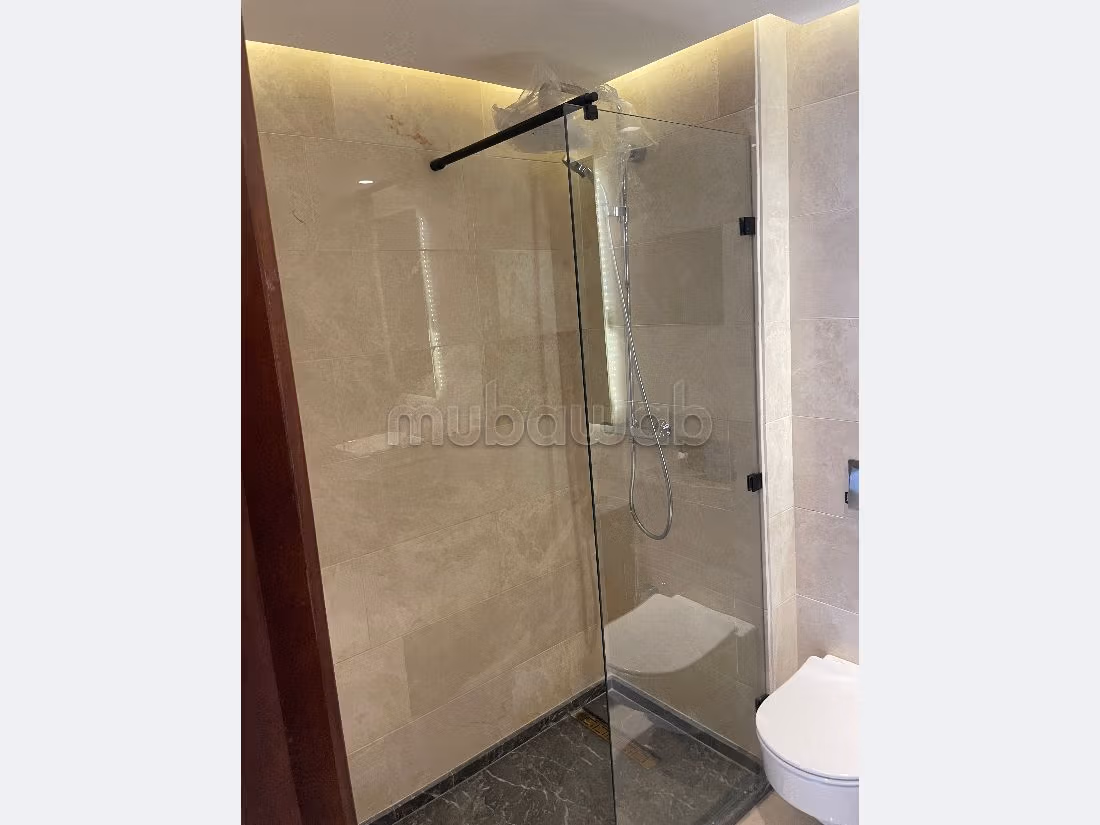 Appartement en location à Oasis. Surface totale 60 m². Chauffage central et porte blindée