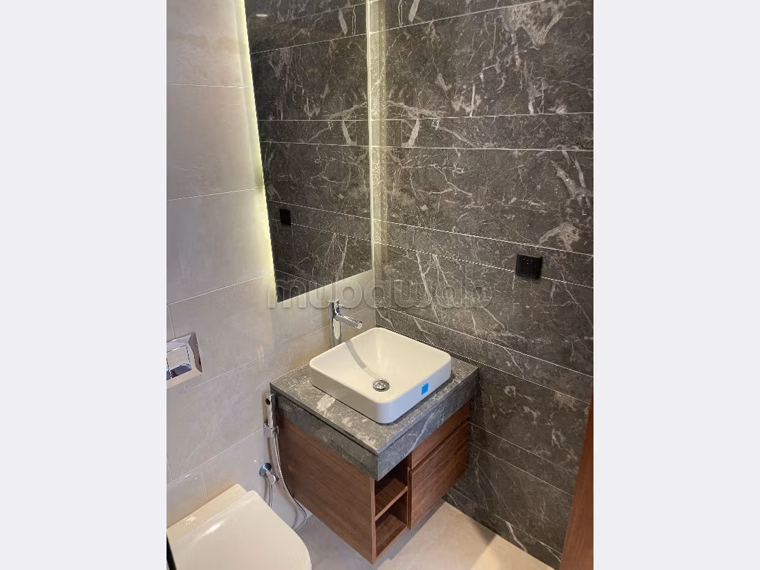 Appartement en location à Oasis. Surface totale 60 m². Chauffage central et porte blindée