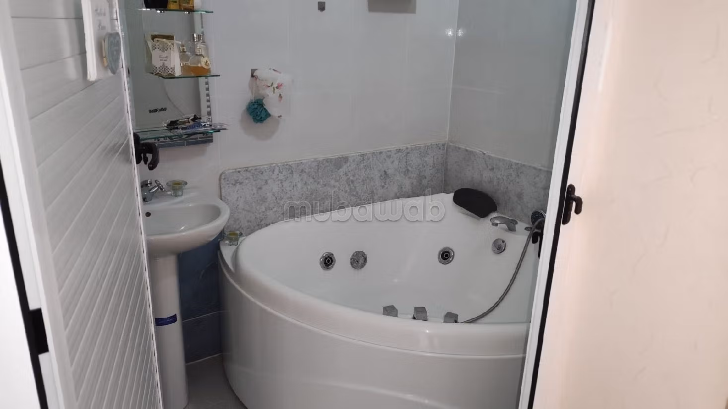 منزل للبيع ب حي الفتح. 3 غرف ممتازة. صالة تقليدية ونظام طبق الأقمار الصناعية.