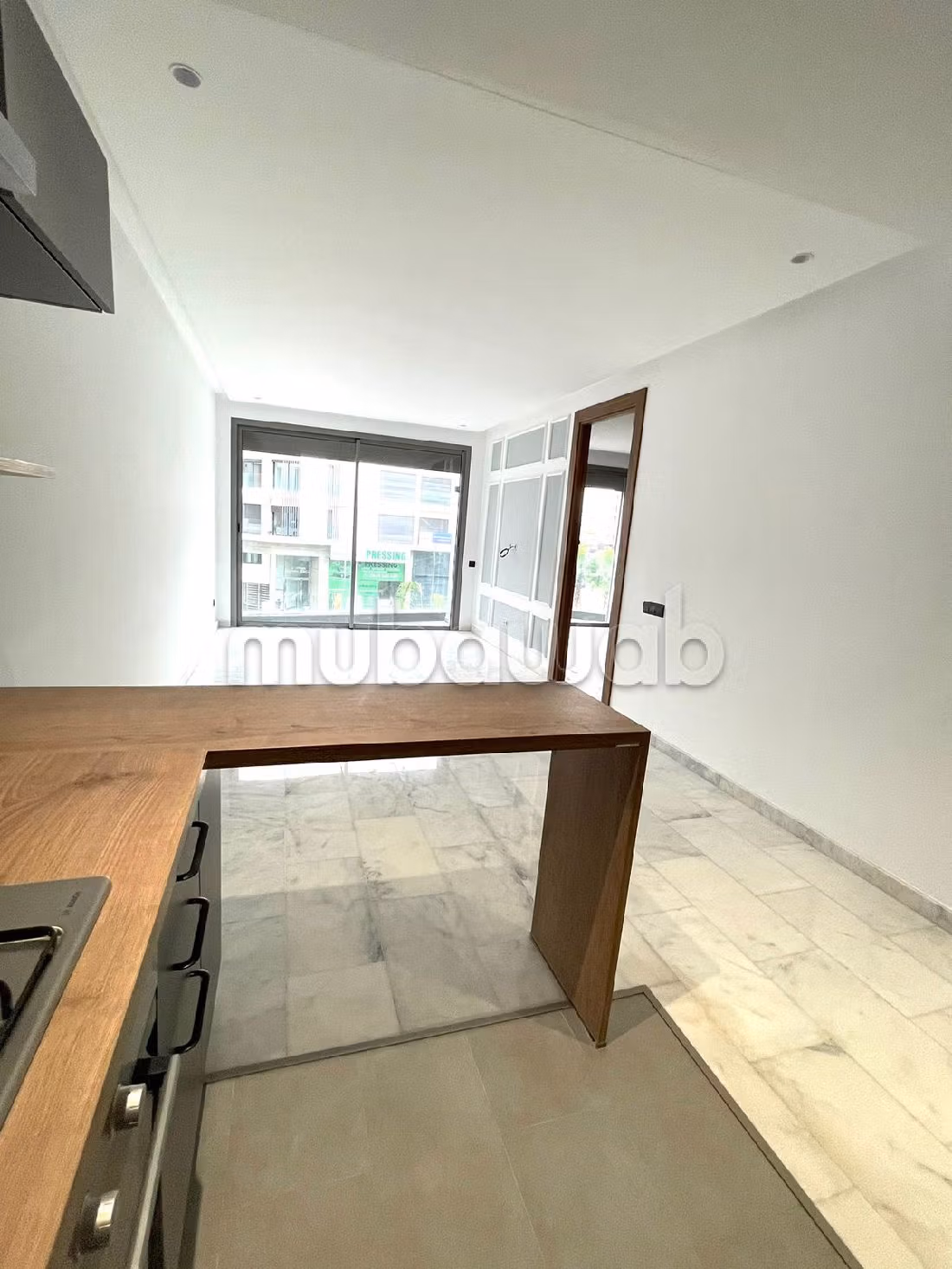 Joli studio vide en location à les princess