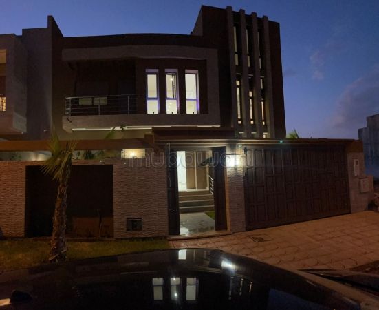 Esplendida villa en venta en Hivernage. 9 habitaciones grandes. Sala de estar tradicional marroquí, barrio seguro. 