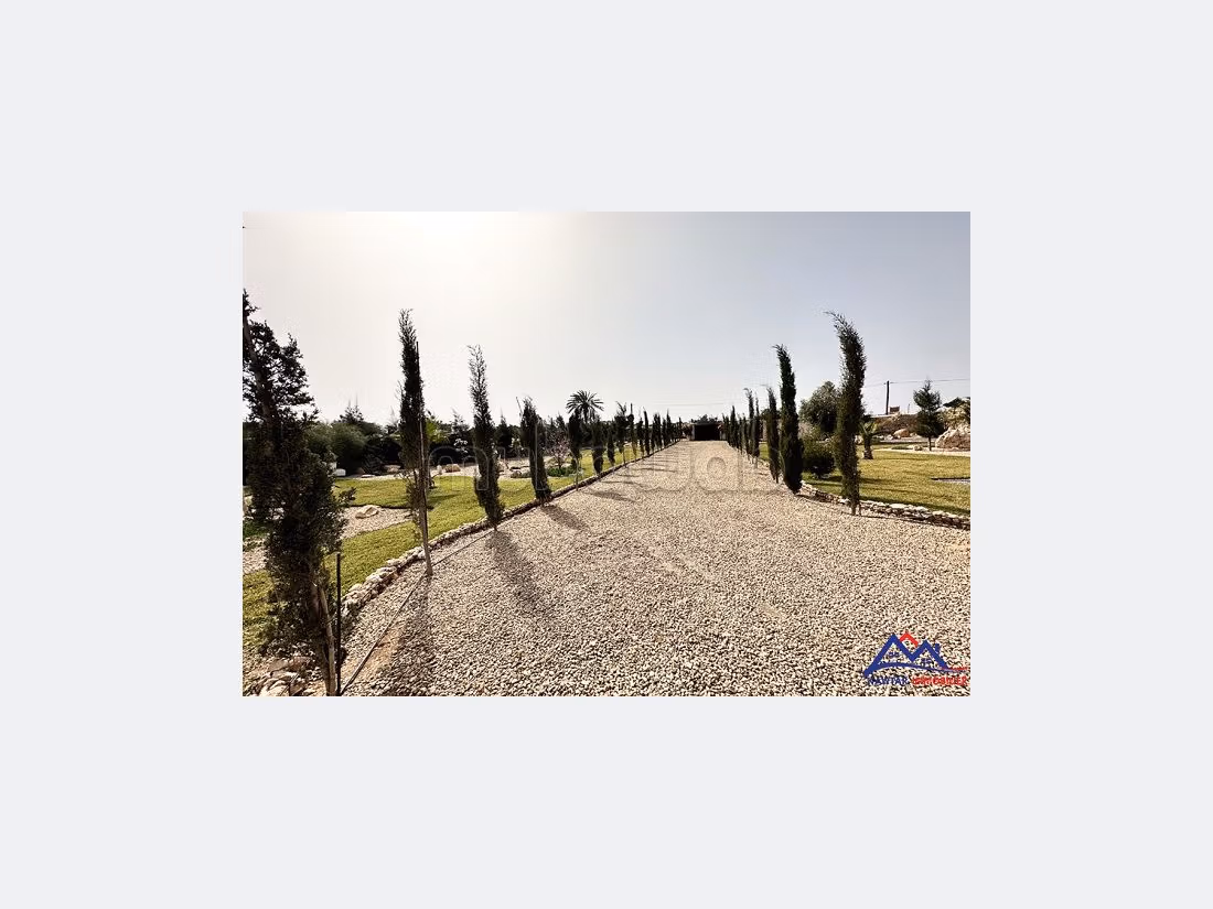 منزل فخم للبيع ب دوار العرب. المساحة 6244 م². مدفأة ، حمام سباحة