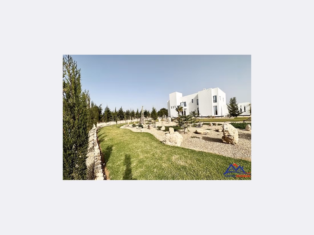 منزل فخم للبيع ب دوار العرب. المساحة 6244 م². مدفأة ، حمام سباحة