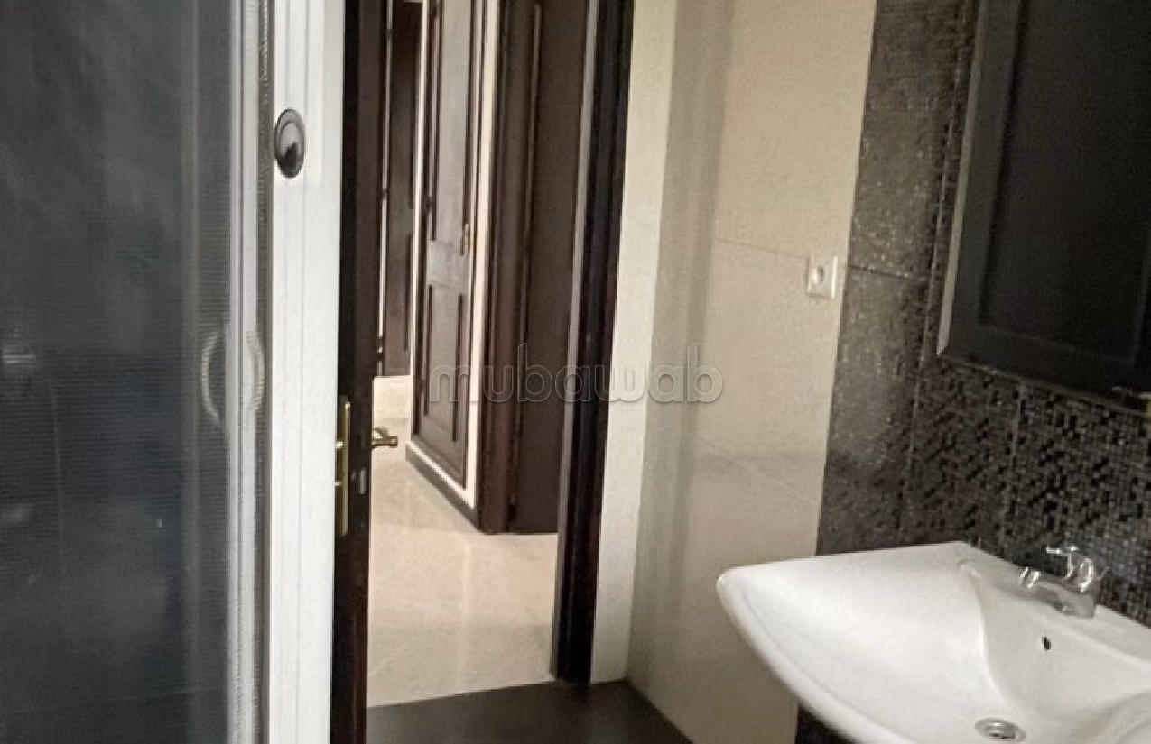 فيلا رائعة للايجار بطنجة. 3 غرف ممتازة. حديقة وشرفة