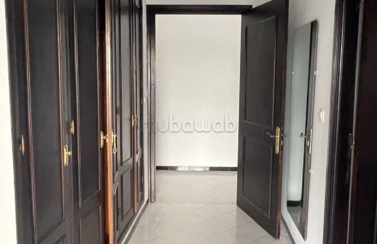 فيلا رائعة للايجار بطنجة. 3 غرف ممتازة. حديقة وشرفة