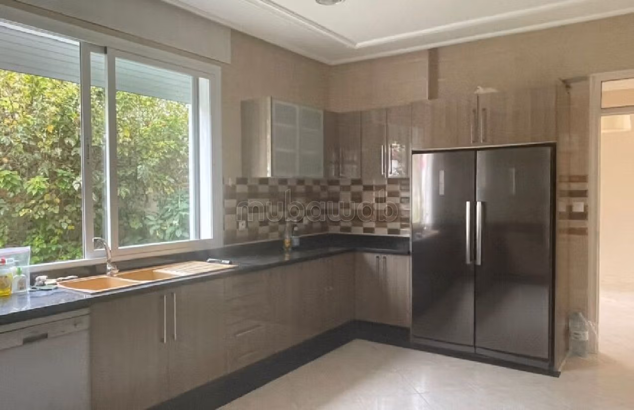 فيلا رائعة للايجار بطنجة. 3 غرف ممتازة. حديقة وشرفة