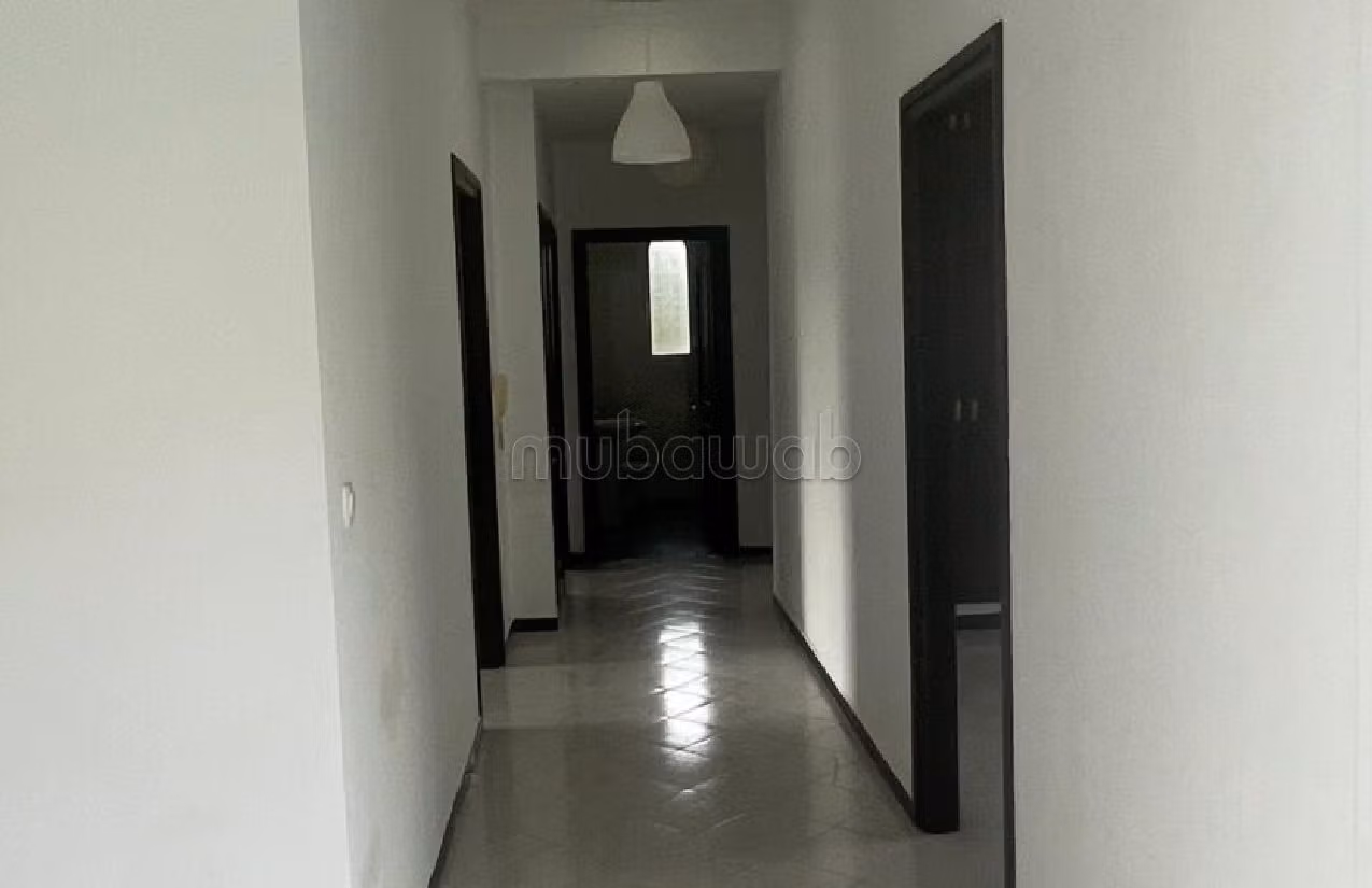 فيلا رائعة للايجار بطنجة. 3 غرف ممتازة. حديقة وشرفة