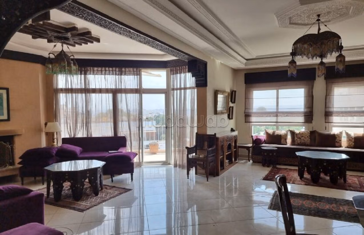 Apartment for rent. Area of 200 m². Parking spaces and terrace