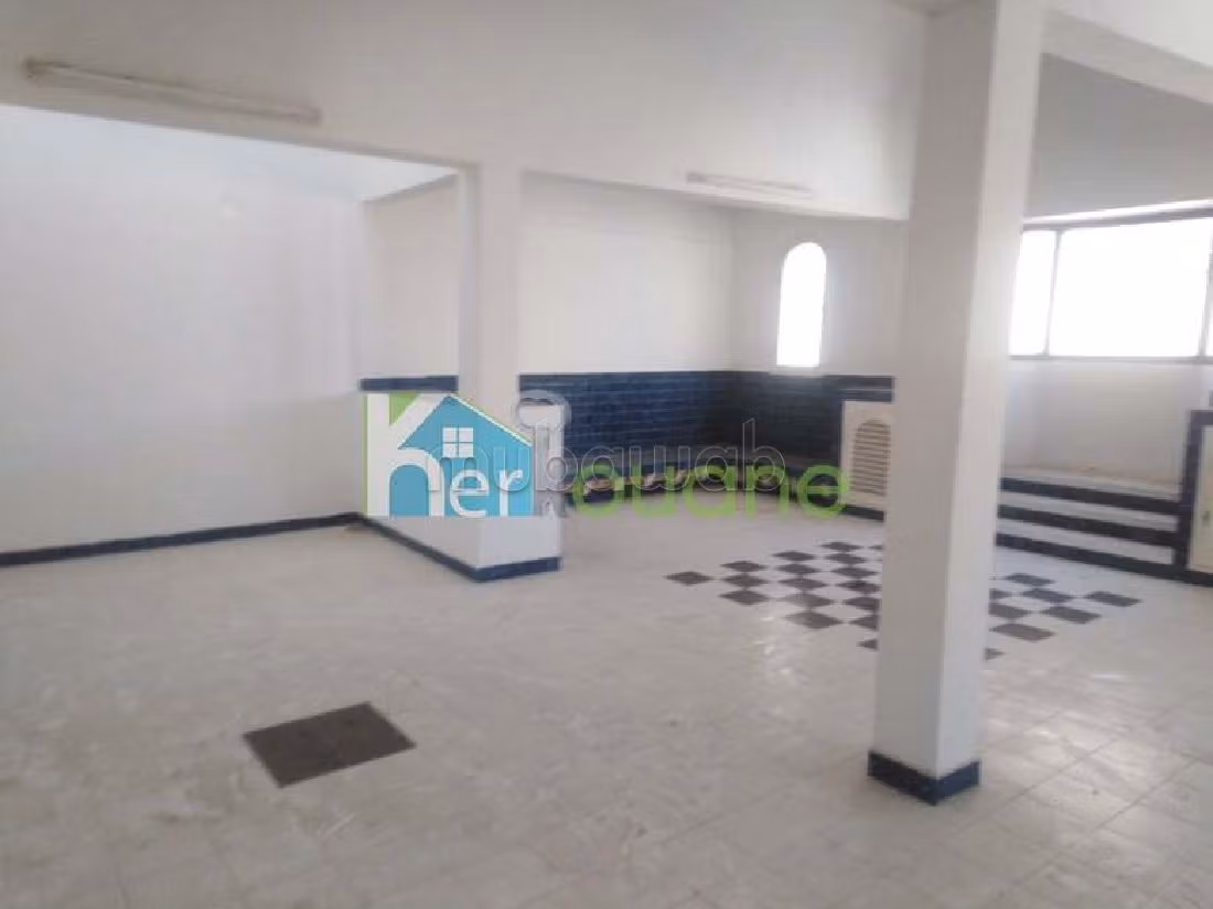 House for sale. Total area 200 m². Parking spaces and terrace. 