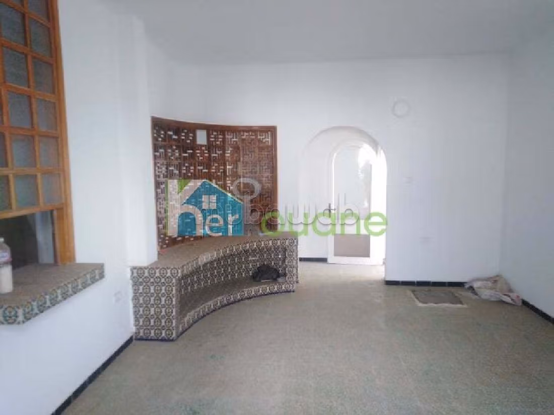 House for sale. Total area 200 m². Parking spaces and terrace. 