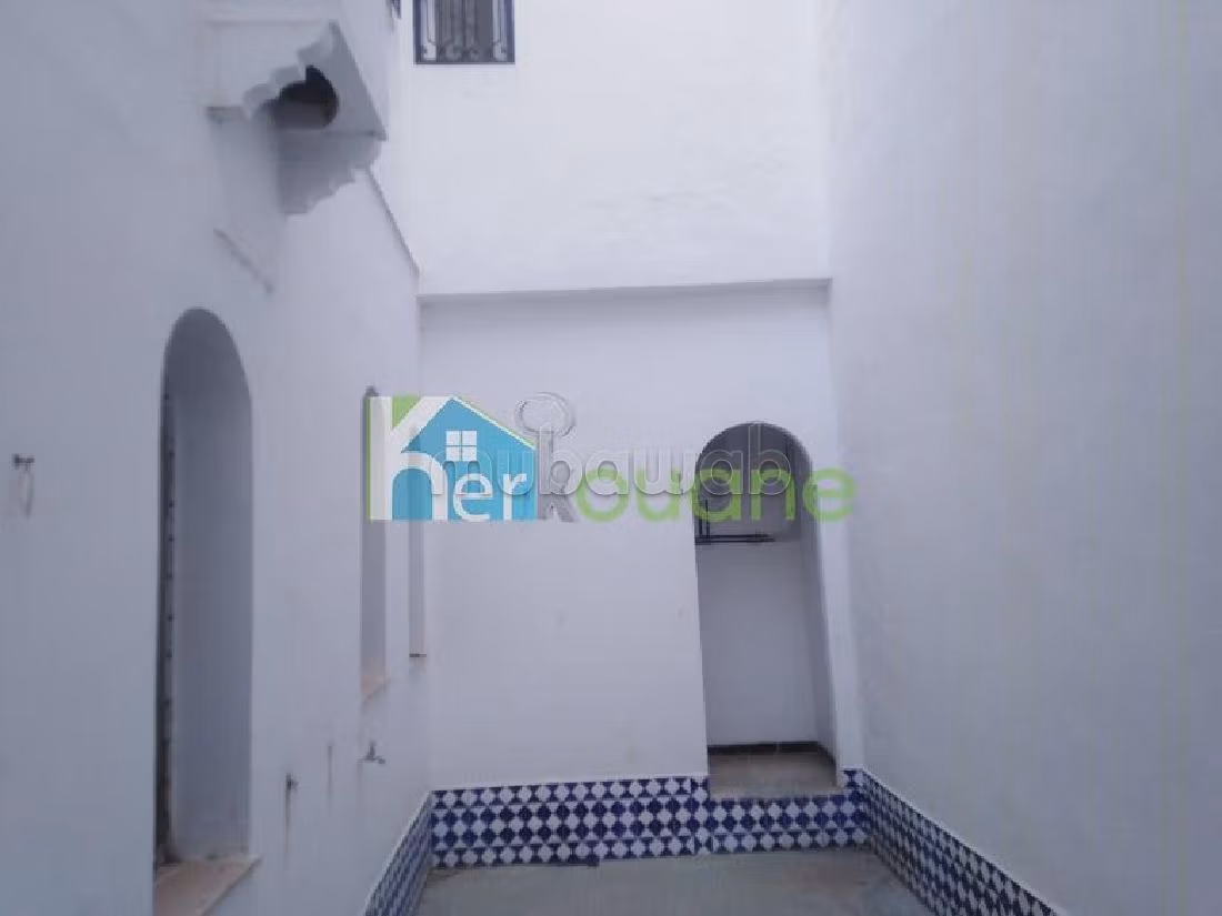 House for sale. Total area 200 m². Parking spaces and terrace. 