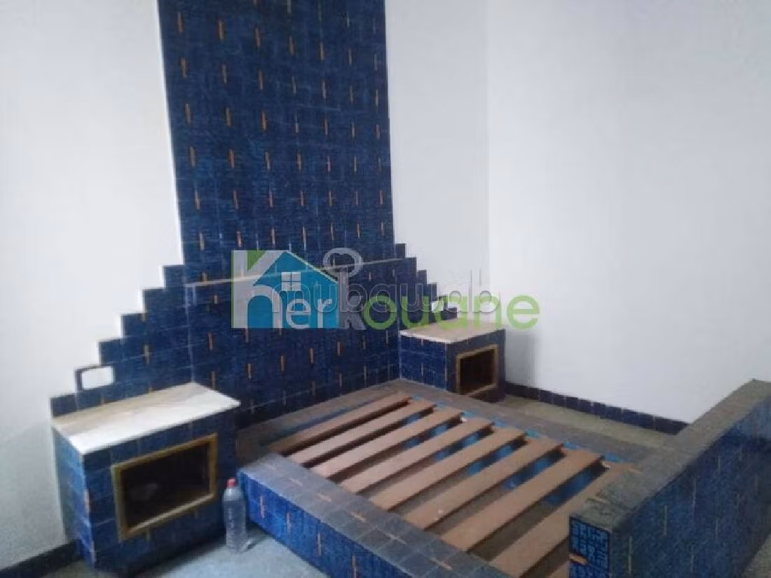 House for sale. Total area 200 m². Parking spaces and terrace. 