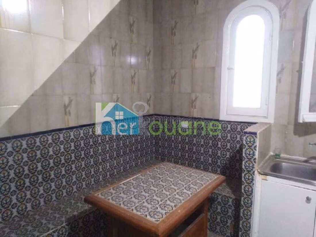 House for sale. Total area 200 m². Parking spaces and terrace. 