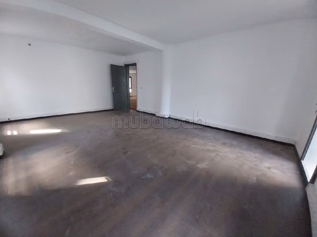 Oficinas en alquiler en Sidi Maarouf. Área total 640 m². Doble acristalamiento, aire condicionado central. 