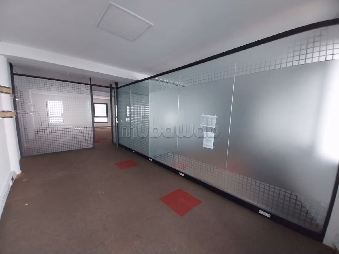 Oficinas en alquiler en Sidi Maarouf. Área total 640 m². Doble acristalamiento, aire condicionado central. 