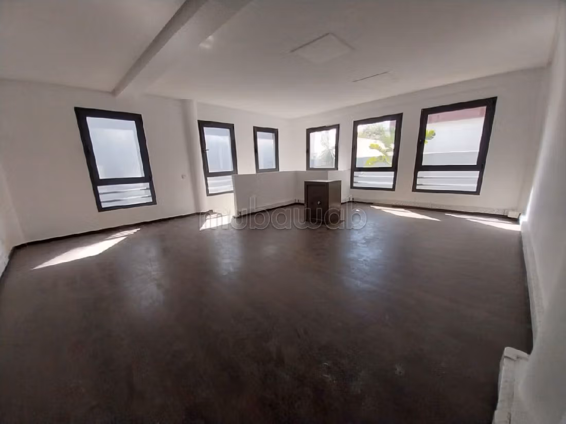 Oficinas en alquiler en Sidi Maarouf. Área total 640 m². Doble acristalamiento, aire condicionado central. 