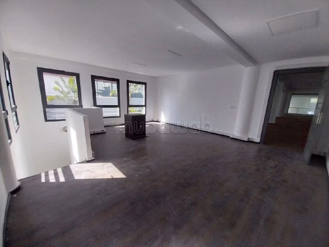 Oficinas en alquiler en Sidi Maarouf. Área total 640 m². Doble acristalamiento, aire condicionado central. 
