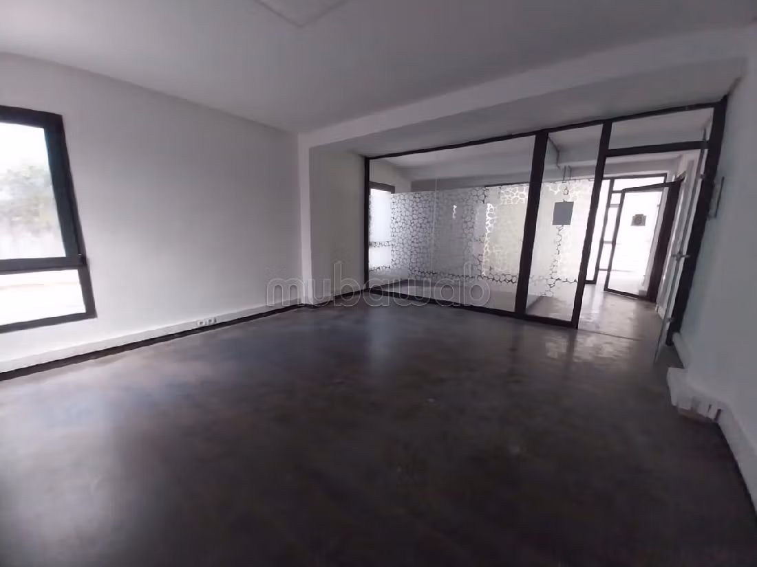 Oficinas en alquiler en Sidi Maarouf. Área total 640 m². Doble acristalamiento, aire condicionado central. 