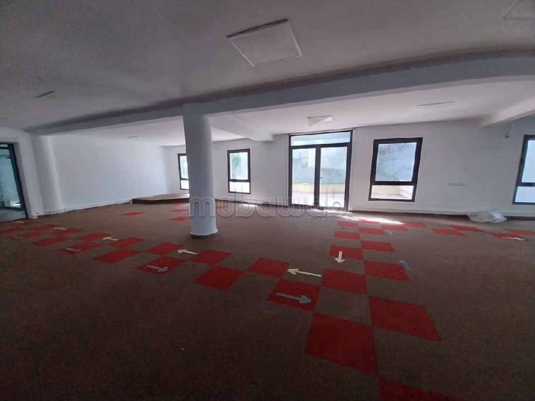 Oficinas en alquiler en Sidi Maarouf. Área total 640 m². Doble acristalamiento, aire condicionado central. 