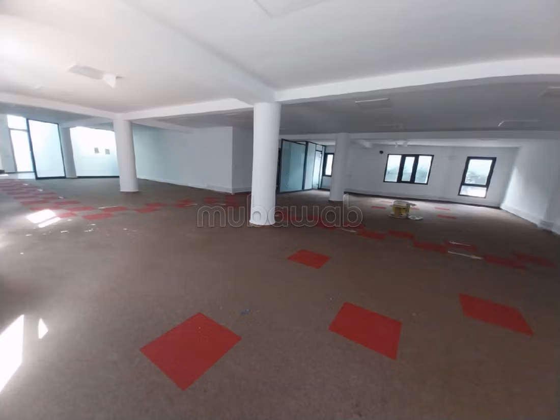 Oficinas en alquiler en Sidi Maarouf. Área total 640 m². Doble acristalamiento, aire condicionado central. 