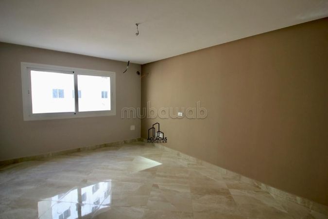 Comodo ufficio in affitto a Centre. Superficie totale 50 m². Porta blindata e finestre con doppi vetri. 