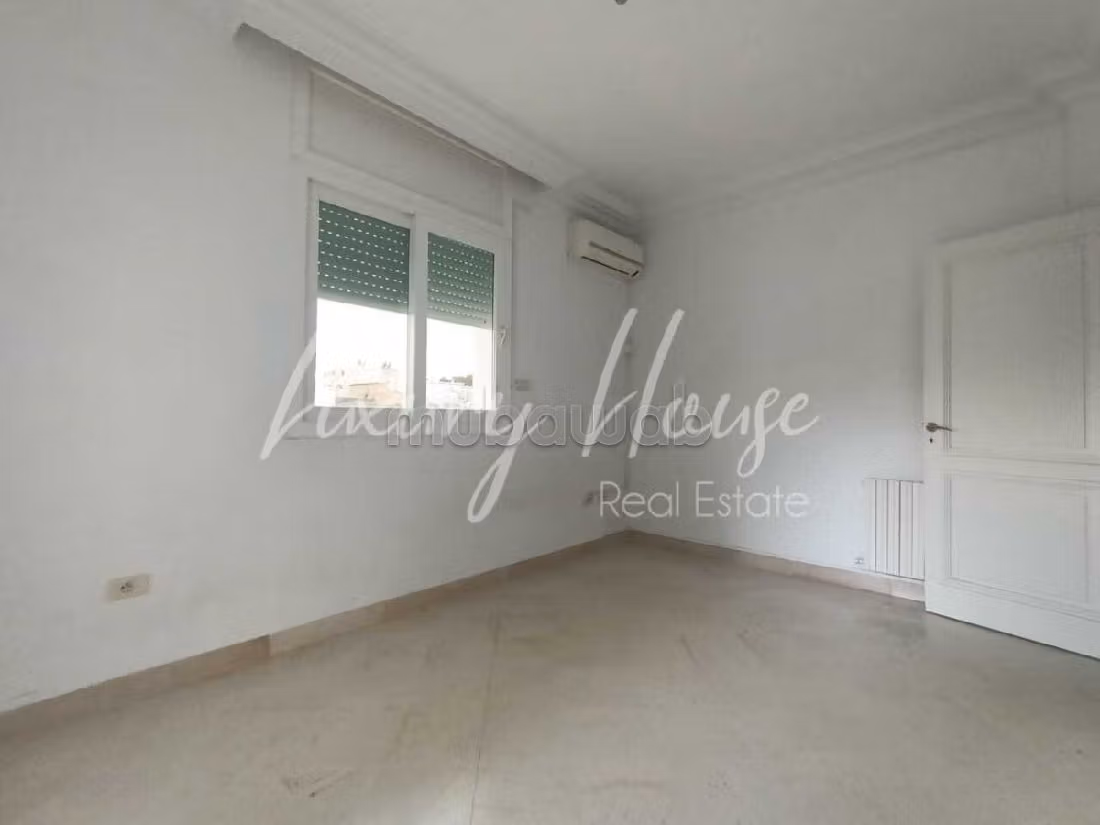 Rent your house in La Marsa. Surface area 480 m². Carpark, Balcony