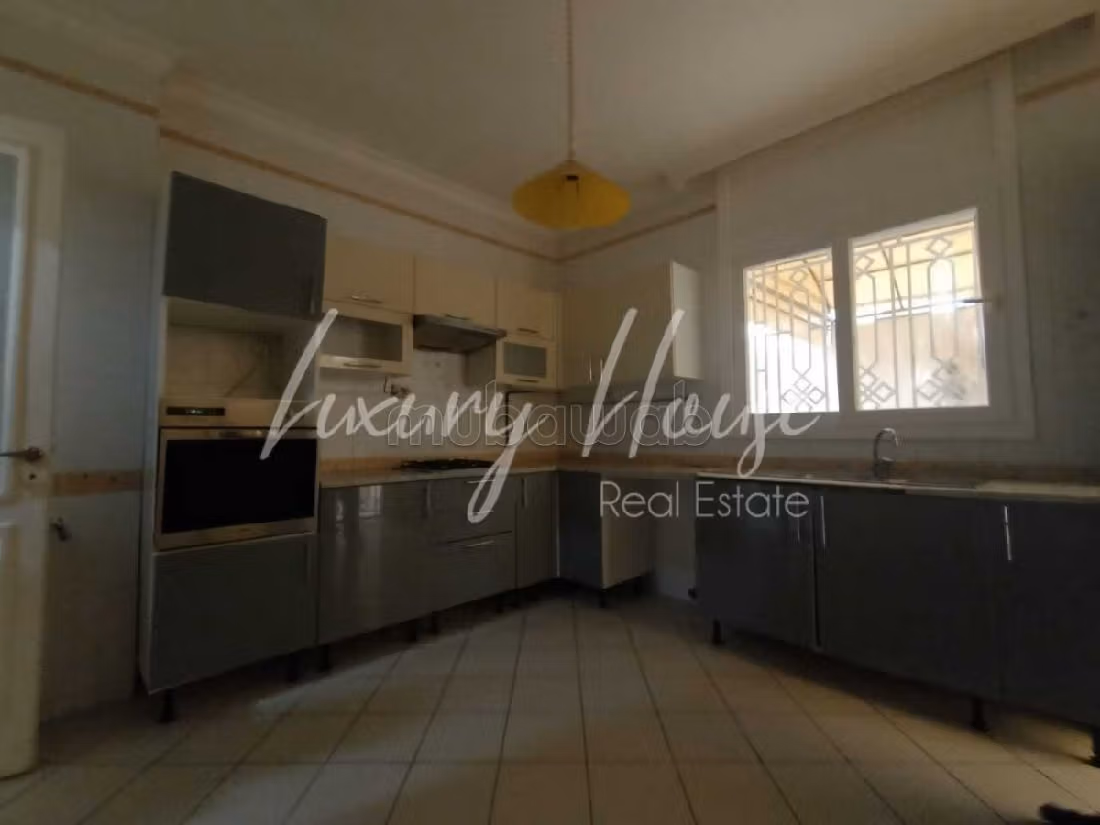 Rent your house in La Marsa. Surface area 480 m². Carpark, Balcony