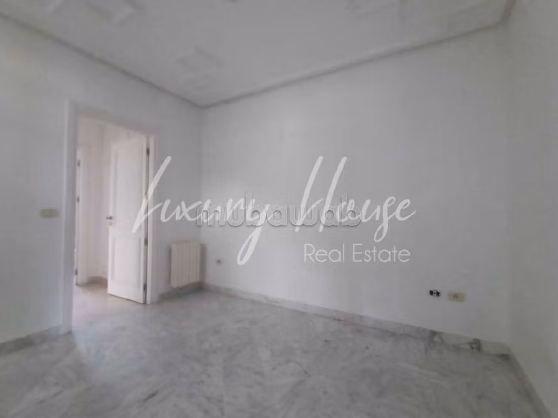 Rent your house in La Marsa. Surface area 480 m². Carpark, Balcony
