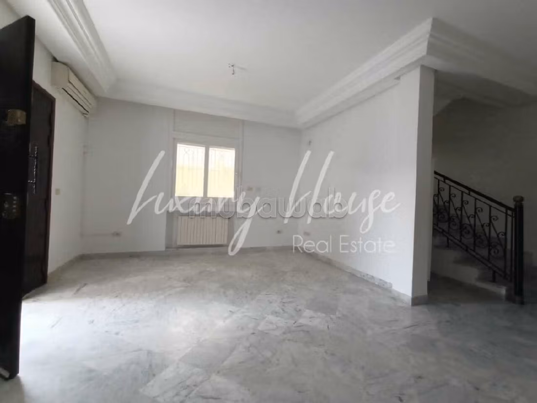 Rent your house in La Marsa. Surface area 480 m². Carpark, Balcony