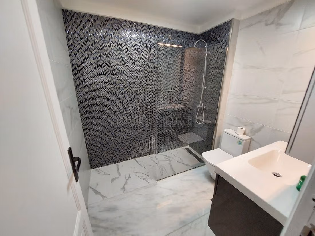 Appartement sur la corniche au prix cassé