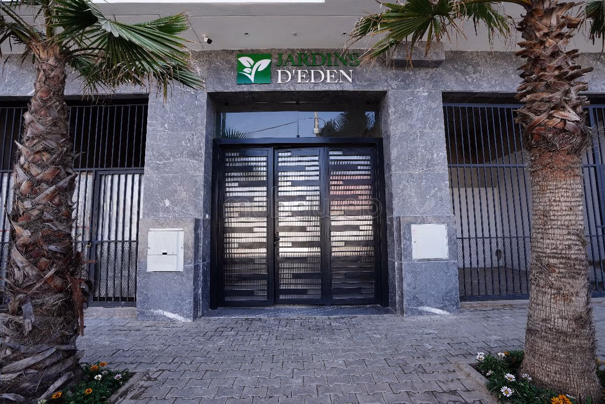 شقة جميلة للبيع بعين السبع. المساحة الكلية 82 م². 