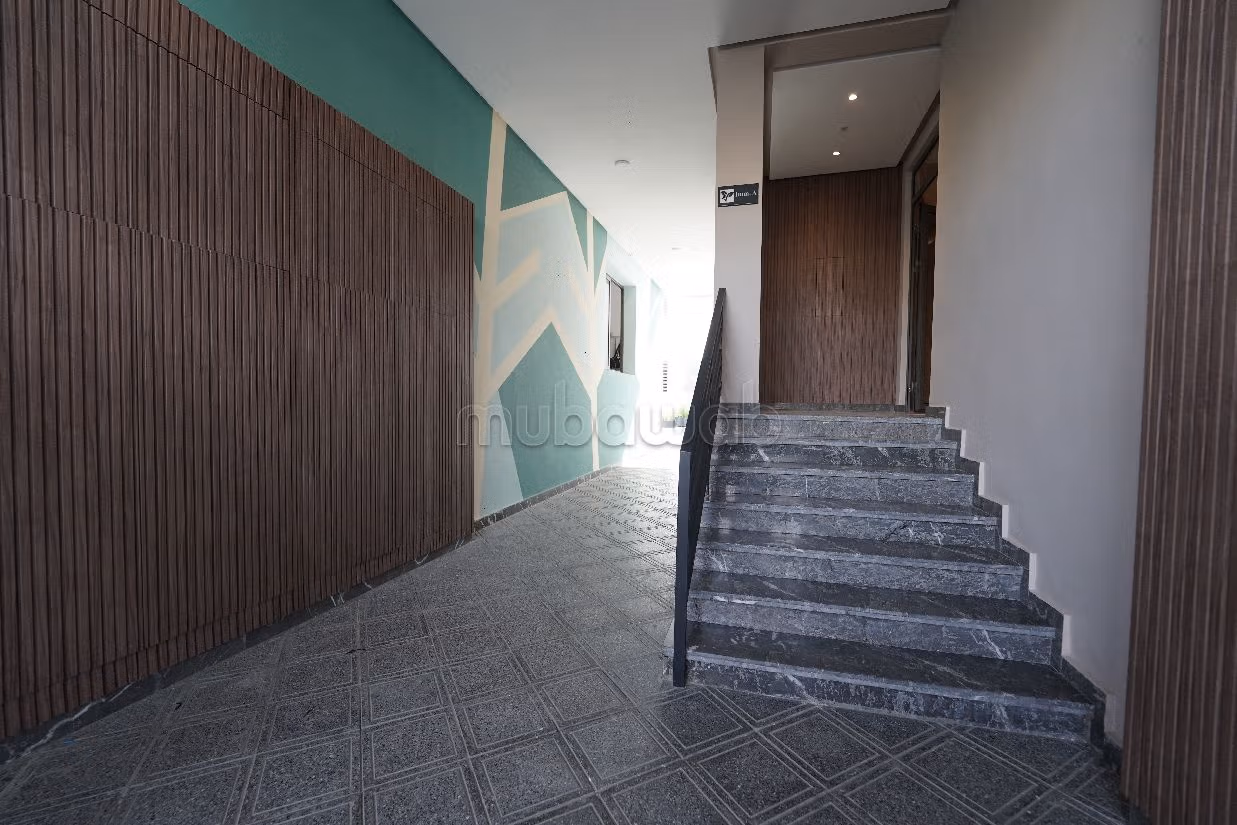 شقة جميلة للبيع بعين السبع. المساحة الكلية 82 م². 