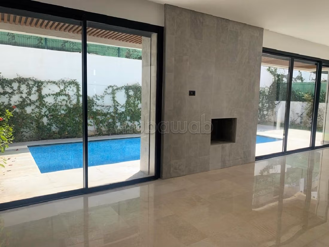 Eccezionale casa di lusso in affitto. Superficie totale 350 m². Piscina e servizio di concierge. 