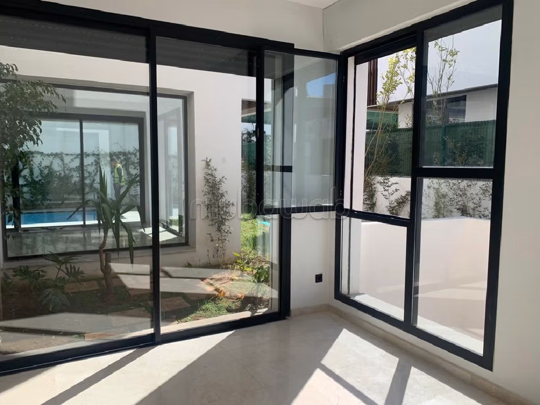 Eccezionale casa di lusso in affitto. Superficie totale 350 m². Piscina e servizio di concierge. 