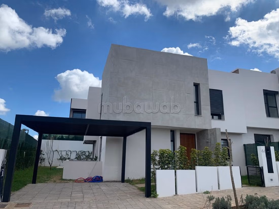 Eccezionale casa di lusso in affitto. Superficie totale 350 m². Piscina e servizio di concierge. 