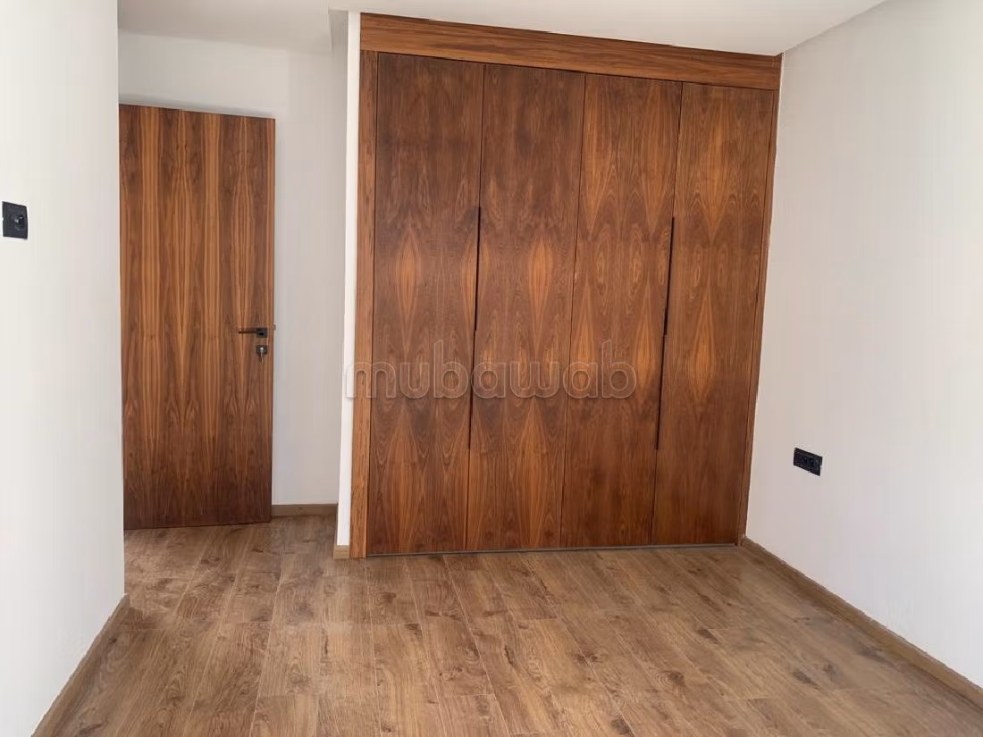 Eccezionale casa di lusso in affitto. Superficie totale 350 m². Piscina e servizio di concierge. 