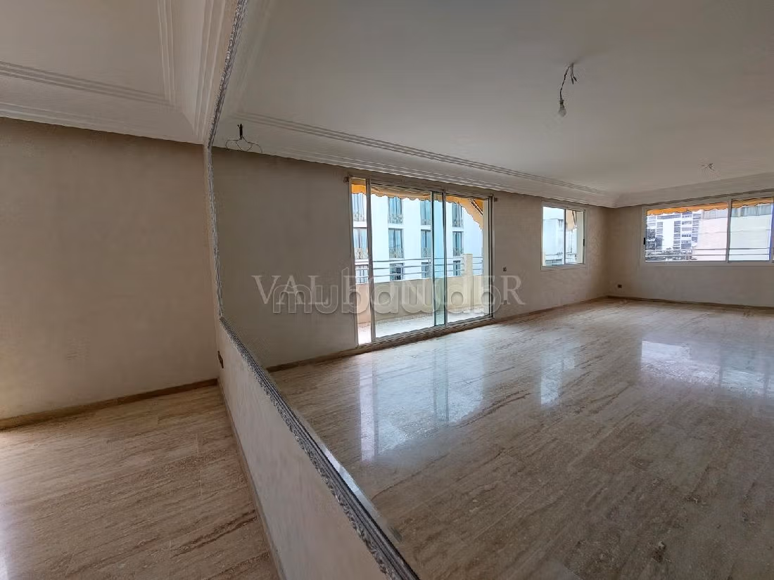 Apartment for sale in Racine. Surface area 200 m². Balcony. 