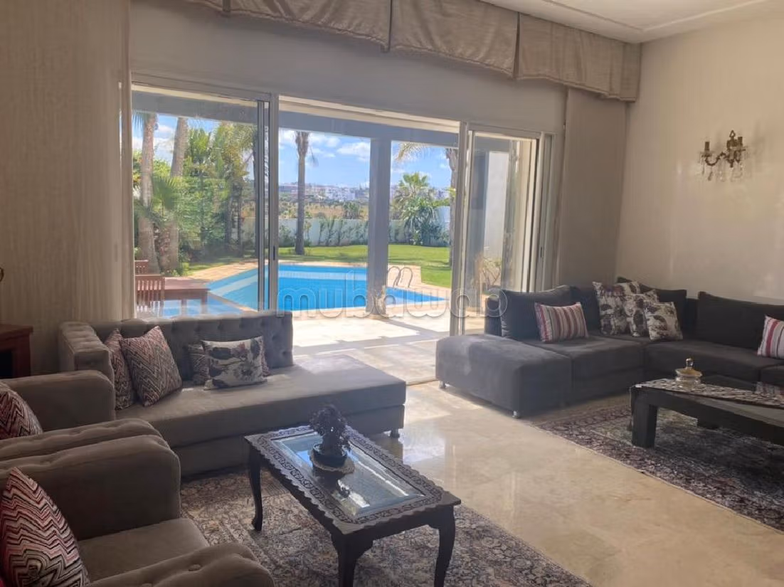 Villa di lusso in vendita. 8 ampi locali. Piscina e camino. 