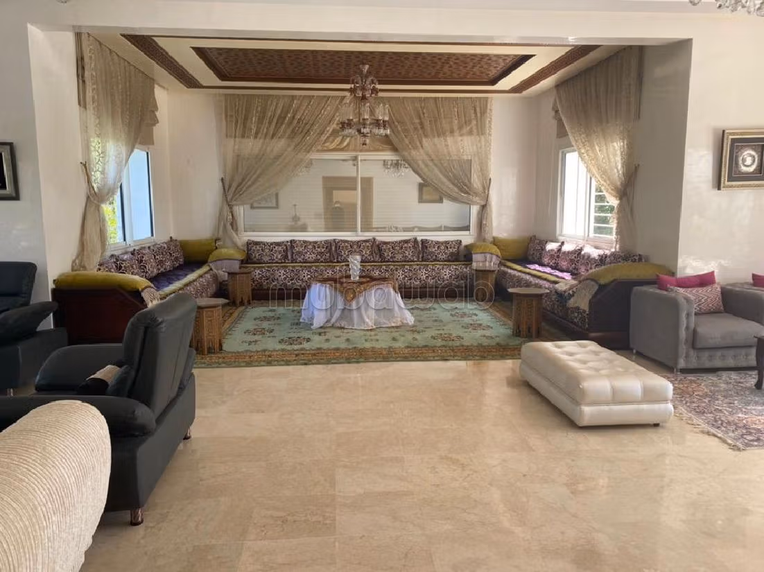 Villa di lusso in vendita. 8 ampi locali. Piscina e camino. 