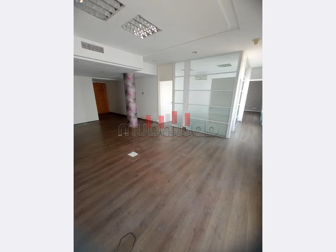 Offices for rent in Maârif. Car park