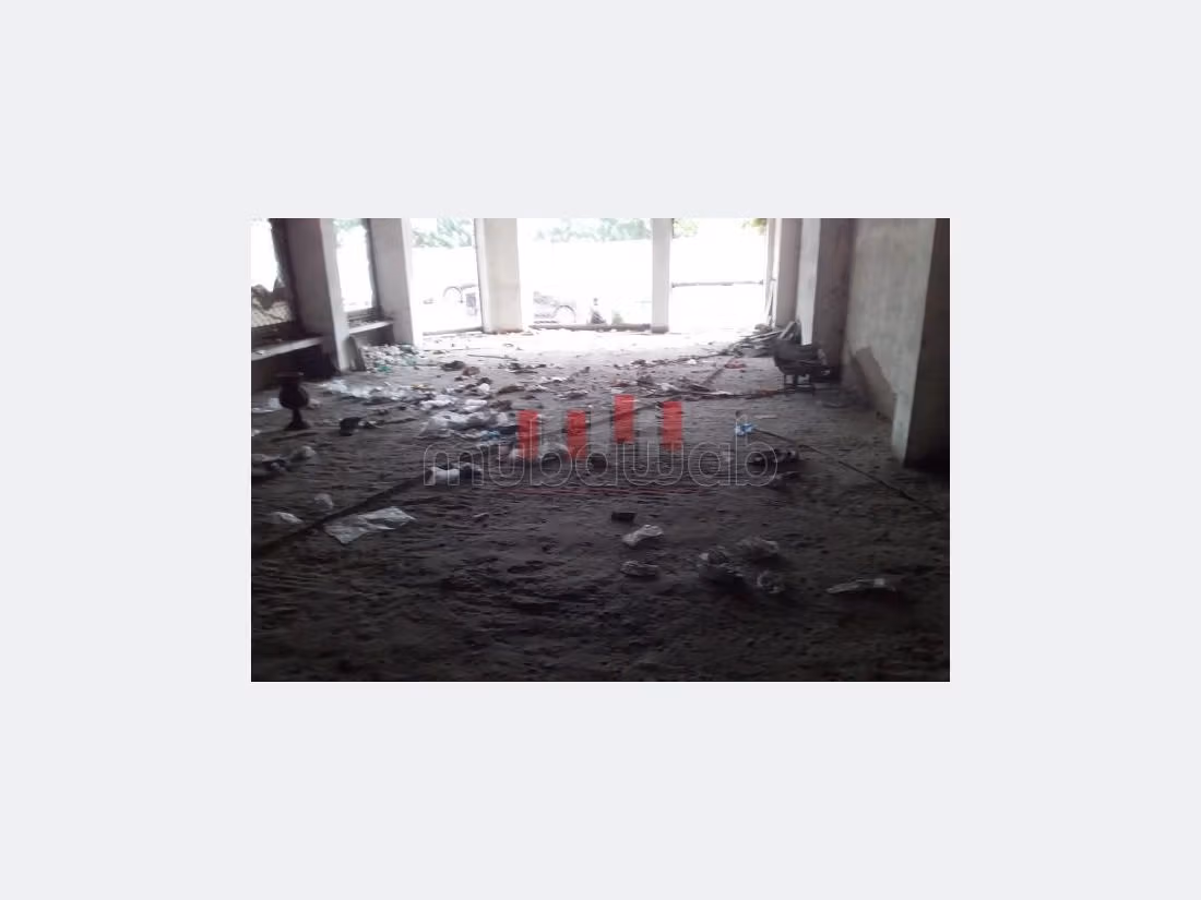 LOCAL COMMERCIAL 443 m RDC 227 m en soupente Quartier les hopitaux