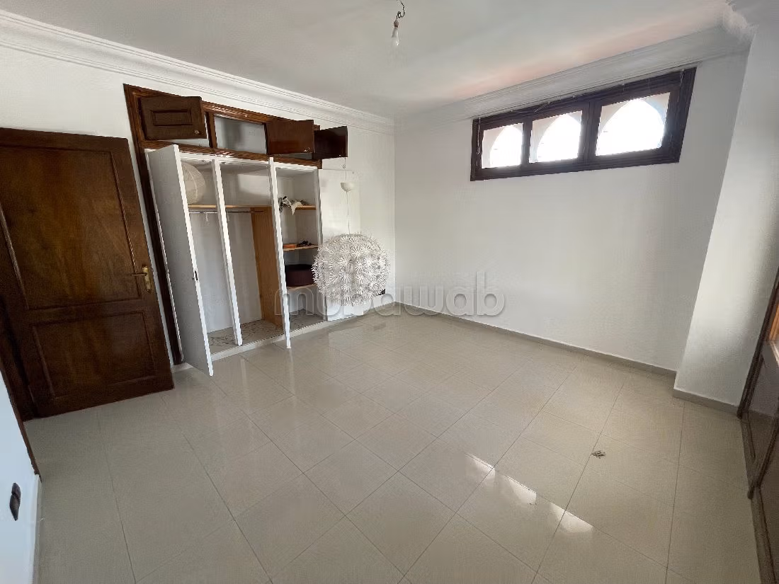 Casa de lujo en alquiler en Souissi. 6 habitaciones. puerta de seguridad, residencia cerrada.