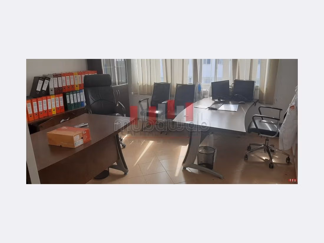 Affitta questo locale commerciale a Franceville. Superficie 1250 m²