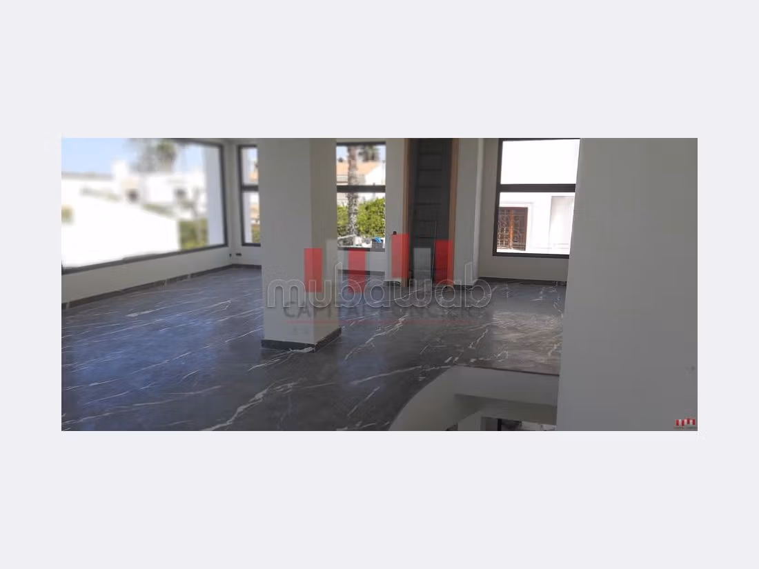 Ufficio disponibile in affitto a Ain Diab. Superficie di 220 m². Aria condizionata