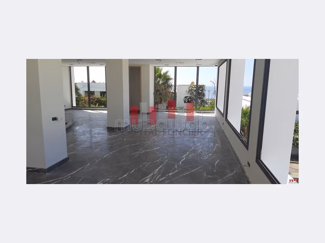 Ufficio disponibile in affitto a Ain Diab. Superficie di 220 m². Aria condizionata