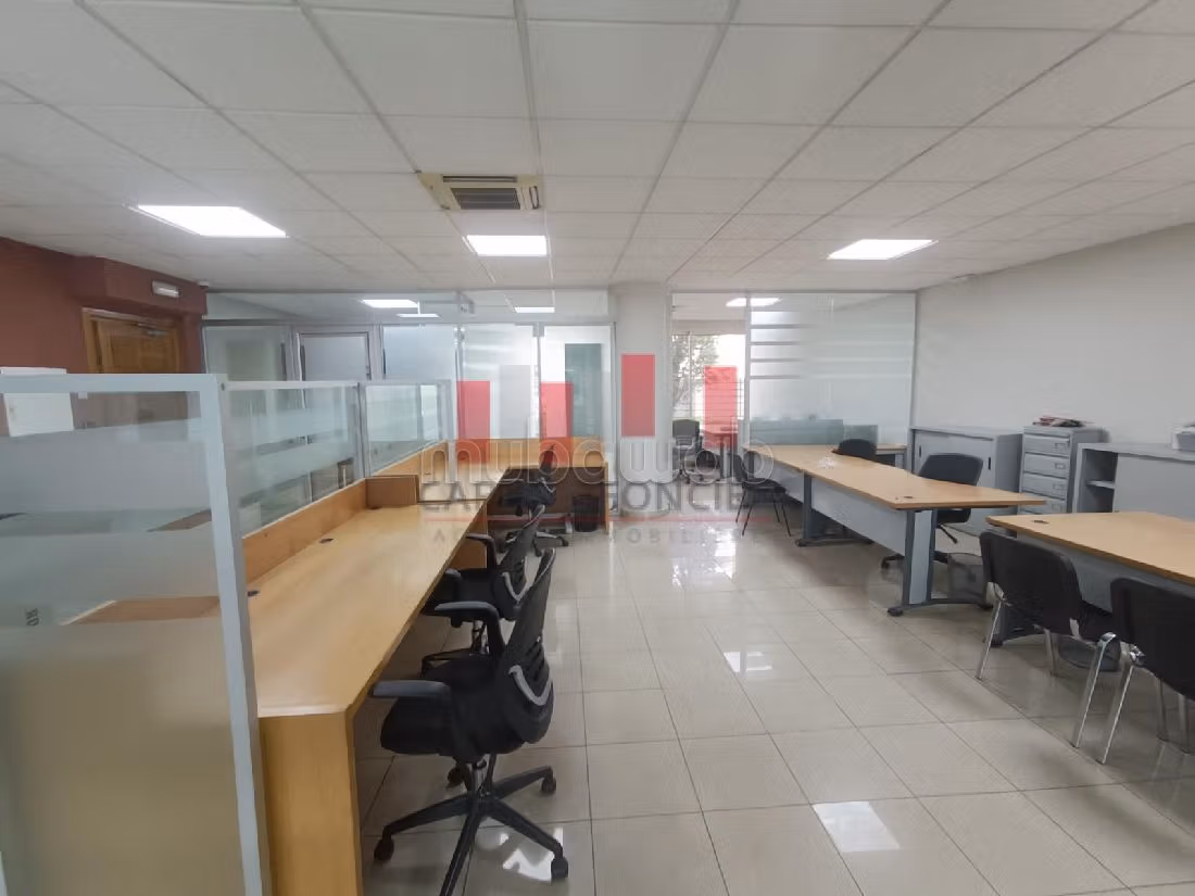 Offices for rent in Maârif. Parking spaces