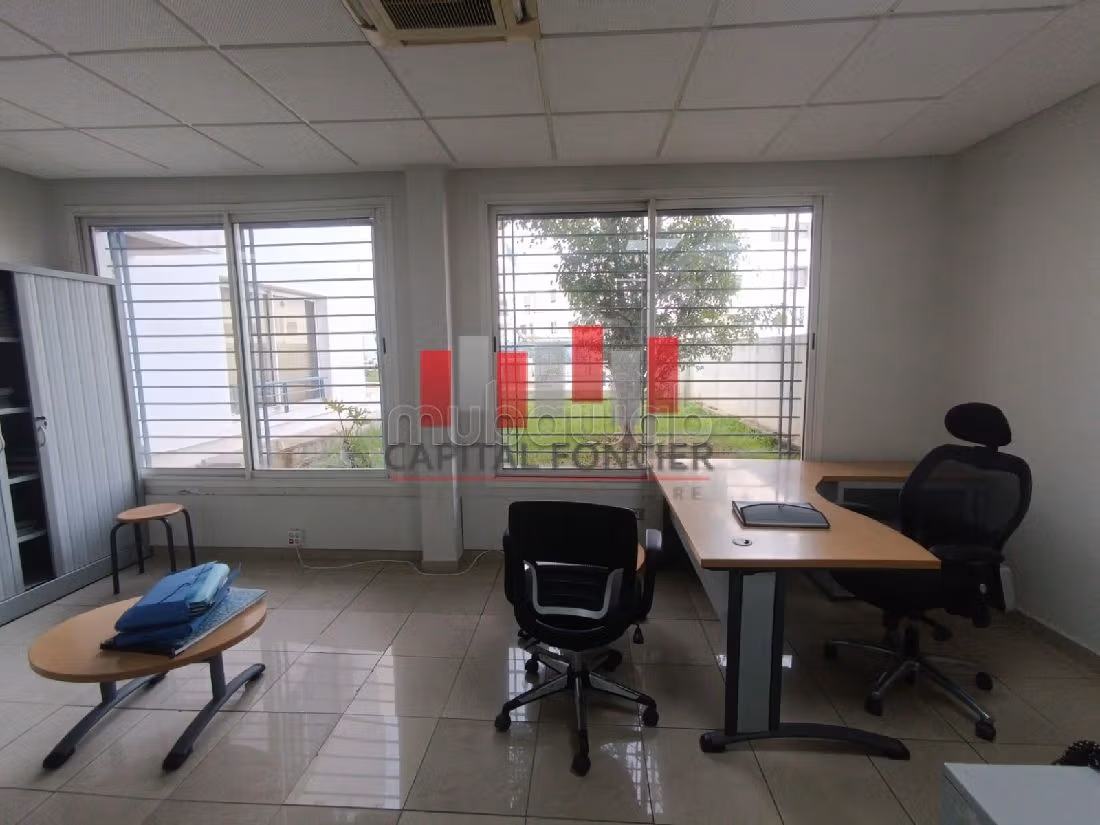 Offices for rent in Maârif. Parking spaces